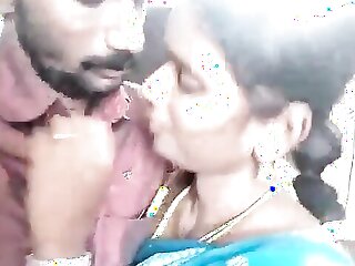 Desi aunt's passionate kissing display